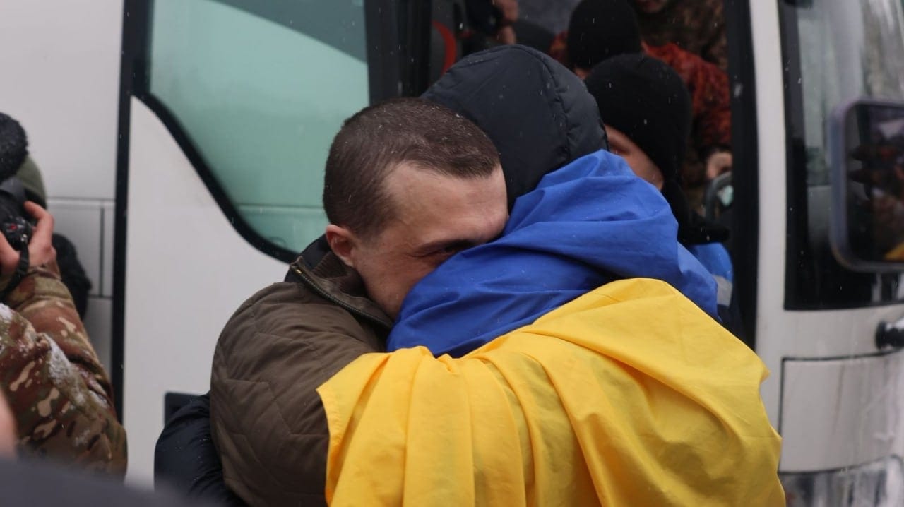 Україна повернула з російського полону 157 військових та цивільних (ФОТО)