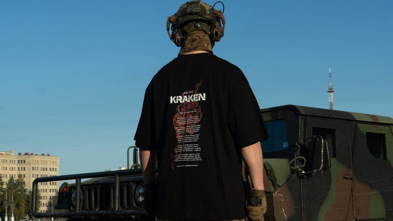 Бійці спецпідрозділу Kraken створили благодійний мерч із віршами побратима