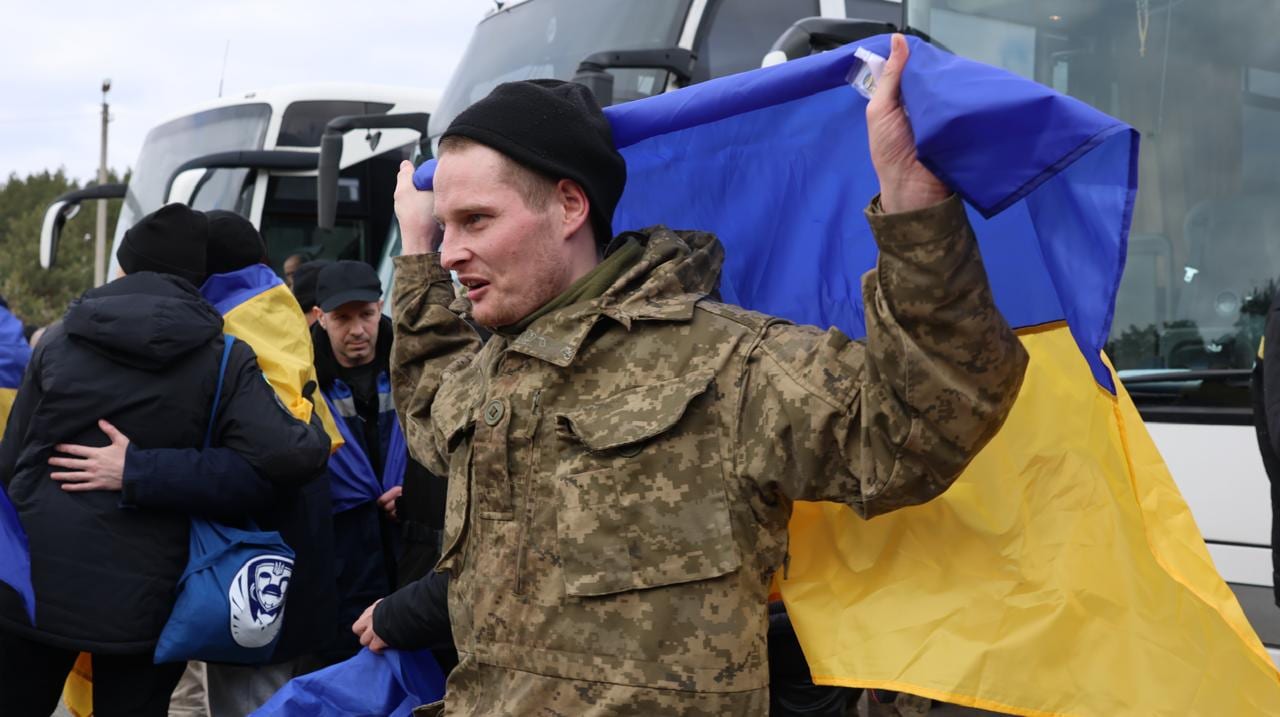 В Україну повернули 300 військових та двох цивільних з російського полону (ФОТО)