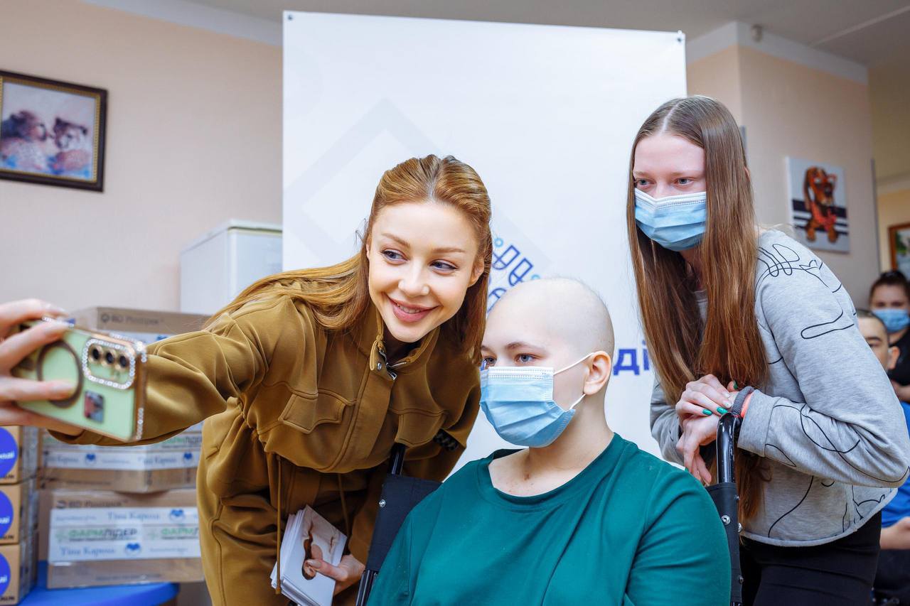 Тіна Кароль з фондом «МХП-Громаді» передала медичне обладнання для онкохворих дітей