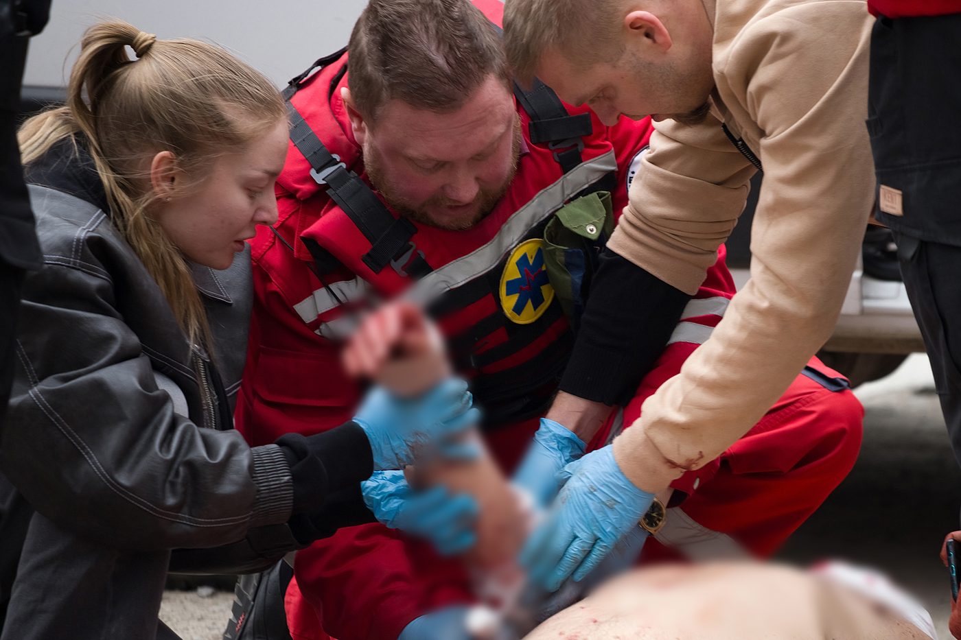 Патрульні з Дніпра у свій вихідний допомагали постраждалим після обстрілу