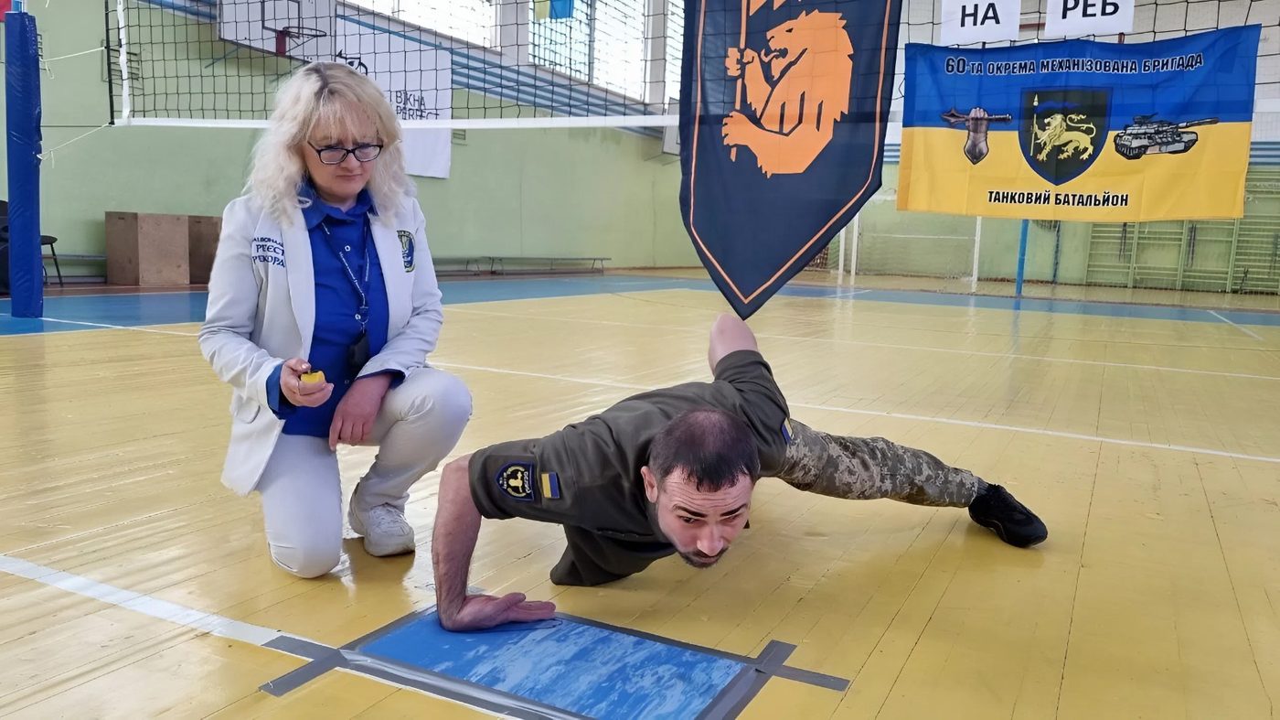 60 відтискань на тильній стороні однієї долоні за хвилину: воїн установив новий рекорд України