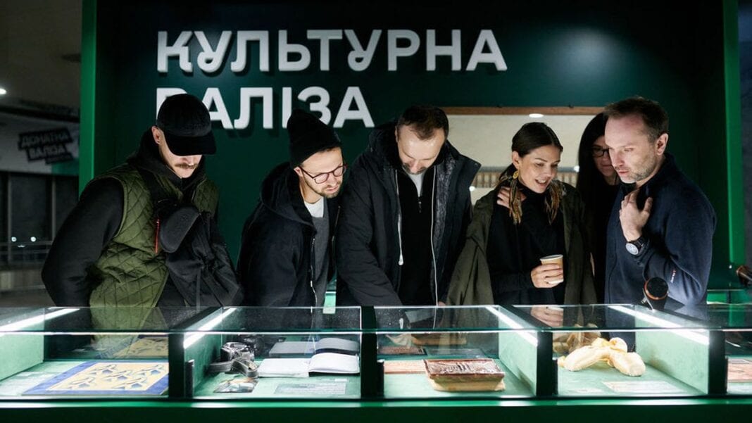 Тексти Кузьми та ноти Леонтовича: на Центральному вокзалі в Києві відкрили виставку «Культурна валіза»