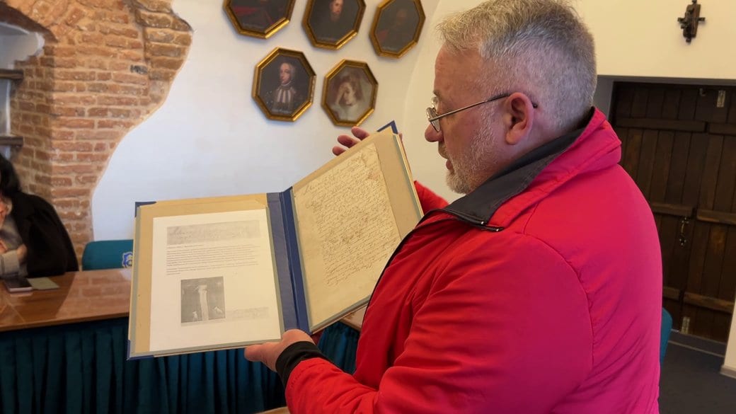 Український колекціонер передав копії паперів князя Острозького в замок на Рівненщині