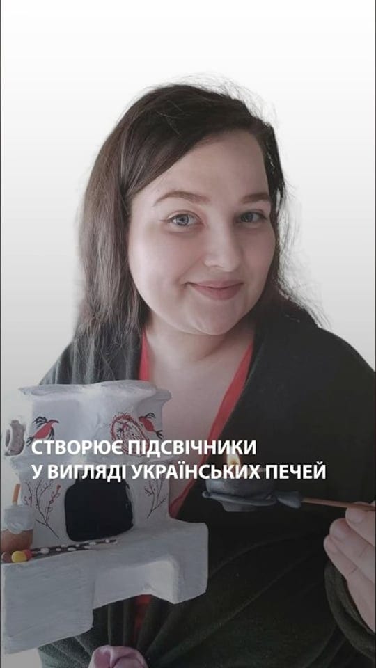 Створює підсвічники у вигляді українських печей