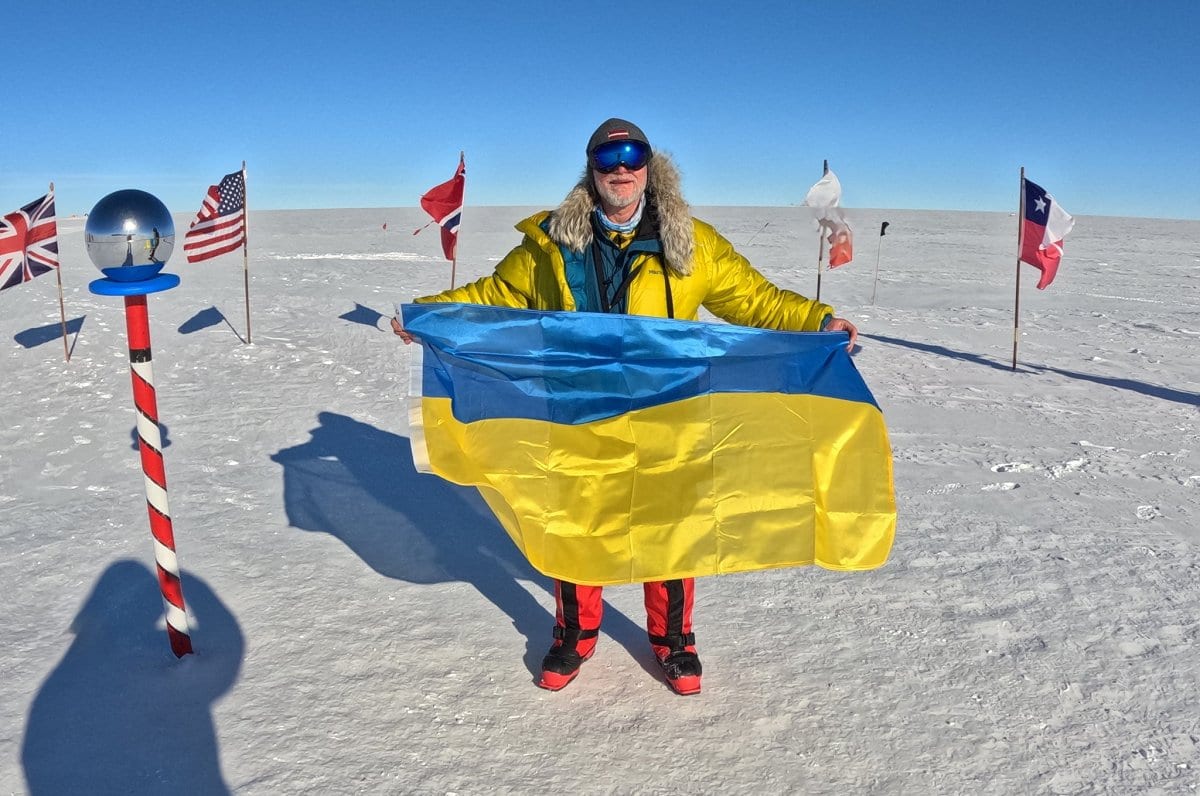Латвієць замінив прапор рф на синьо-жовтий у найпівденнішій точці світу (ВІДЕО)