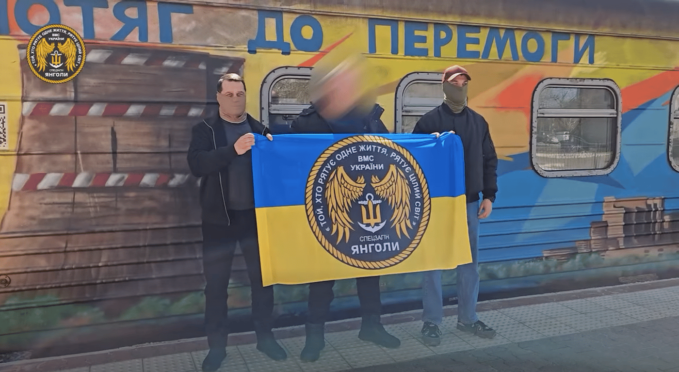 Українські розвідники евакуювали з окупації чоловіка, який три роки допомагав воїнам ЗСУ (ВІДЕО)