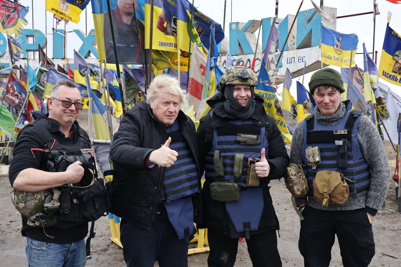 «Цих українців не зламати нічим»: Борис Джонсон відвідав позиції українських військових на Запоріжжі (ФОТО)