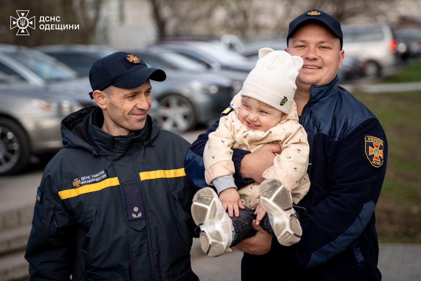 Одеські надзвичайники провідали дворічну дівчинку, яку врятували з-під завалів