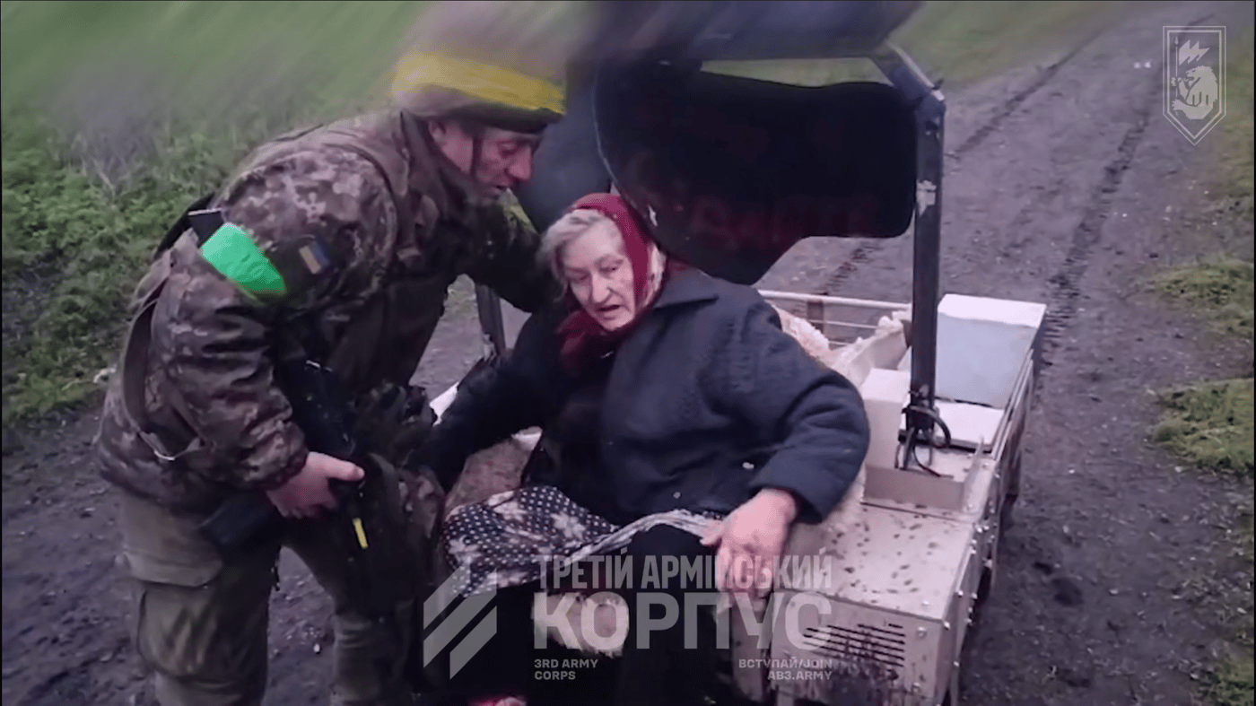 НРК із написом «Бабуся, сідай!» вивіз 77-річну жінку з-під обстрілів на Донеччині (ВІДЕО)