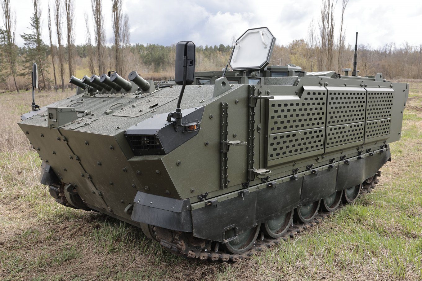 В Україні розпочали випробування першого вітчизняного гусеничного БТР «Скіф»