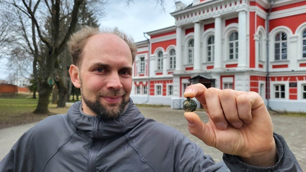 На Сумщині військовий знайшов рідкісну візантійську монету та передав її до музею