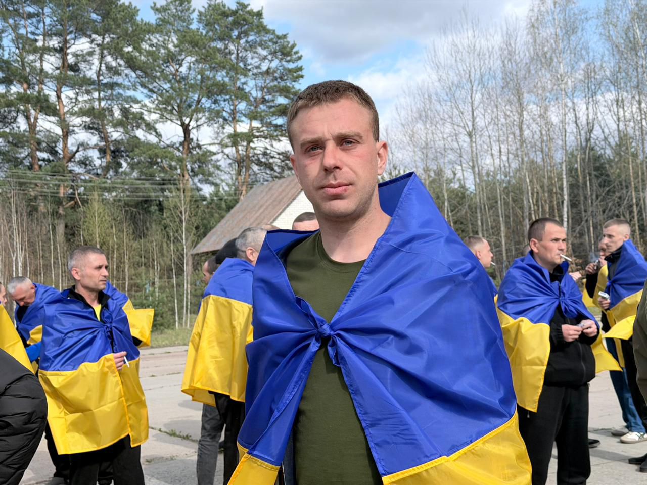 Другий етап Великоднього обміну: 193 воїни повернулися в Україну з російського полону (ФОТО)