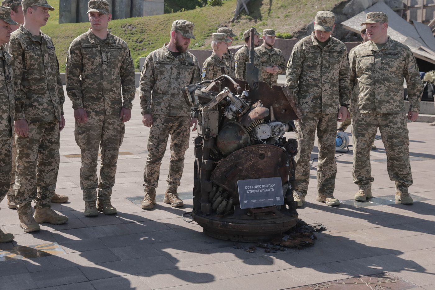У Києві на честь піхотинців відкрили інсталяцію з уламків ворожого озброєння