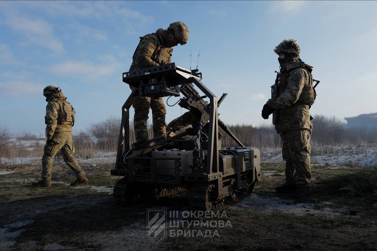 На НРК та човні до лікарні: бійці Трійки евакуювали чотирьох літніх людей із зони бойових дій (ВІДЕО)