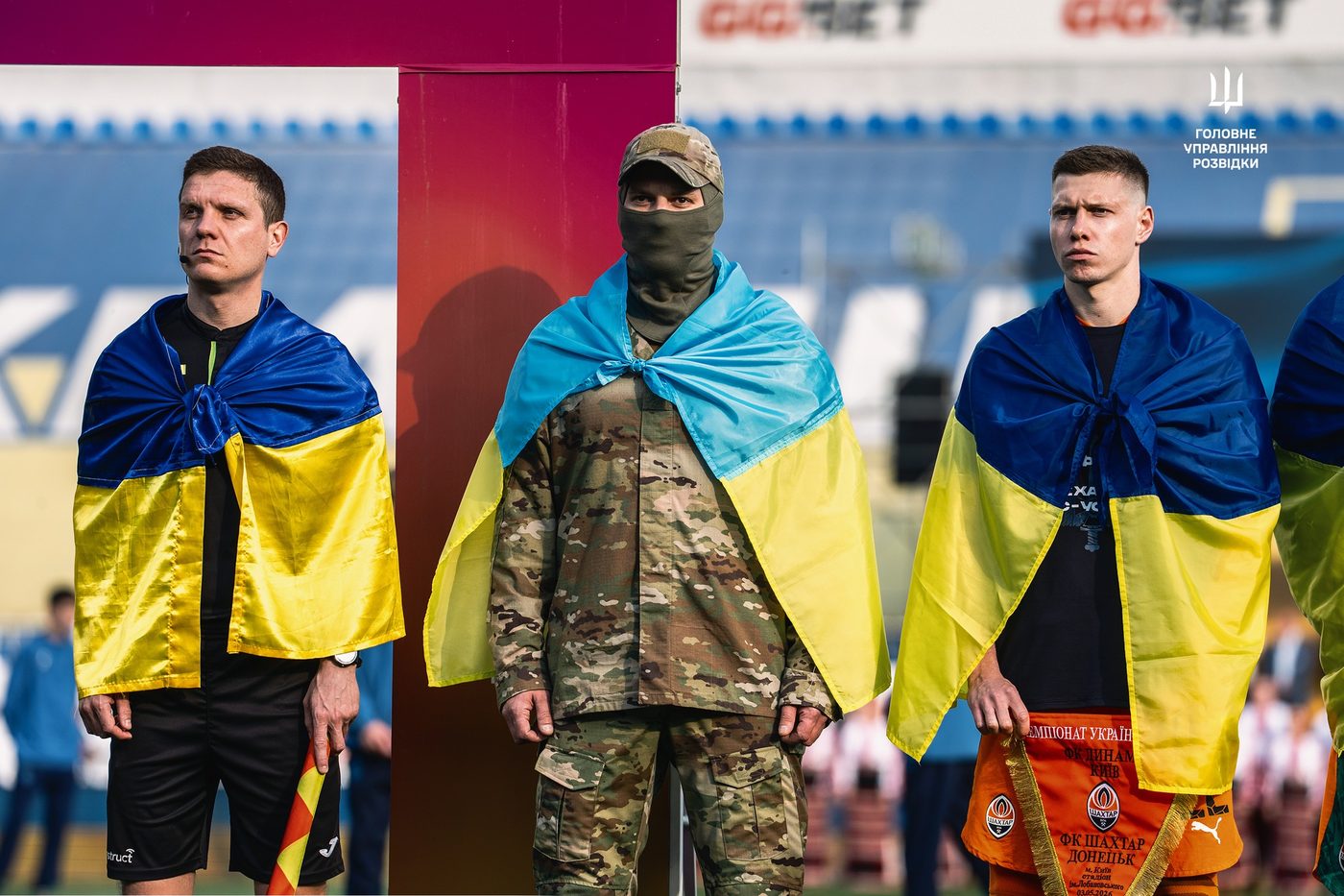 Герої України відкрили футбольний матч «Динамо» — «Шахтар»