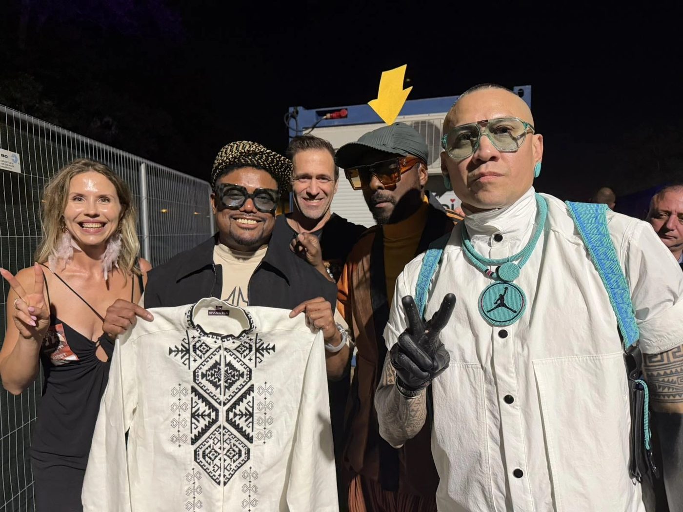 Зіркам світової сцени Black Eyed Peas подарували українську вишиванку