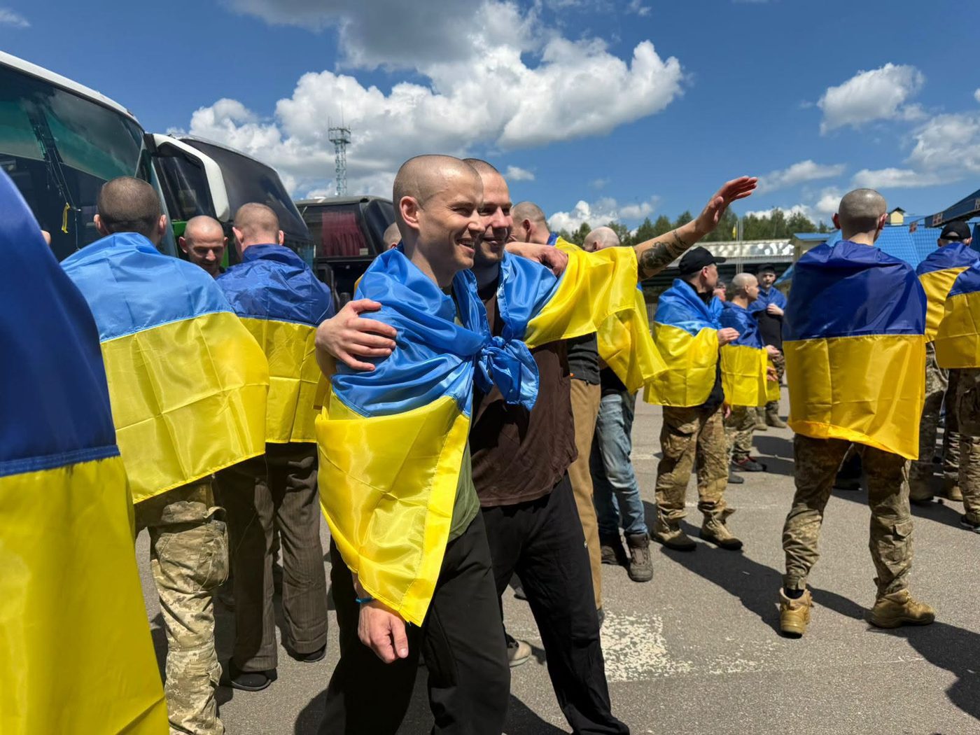 В Україну з російської неволі повернули 185 захисників та одного цивільного (ФОТО)