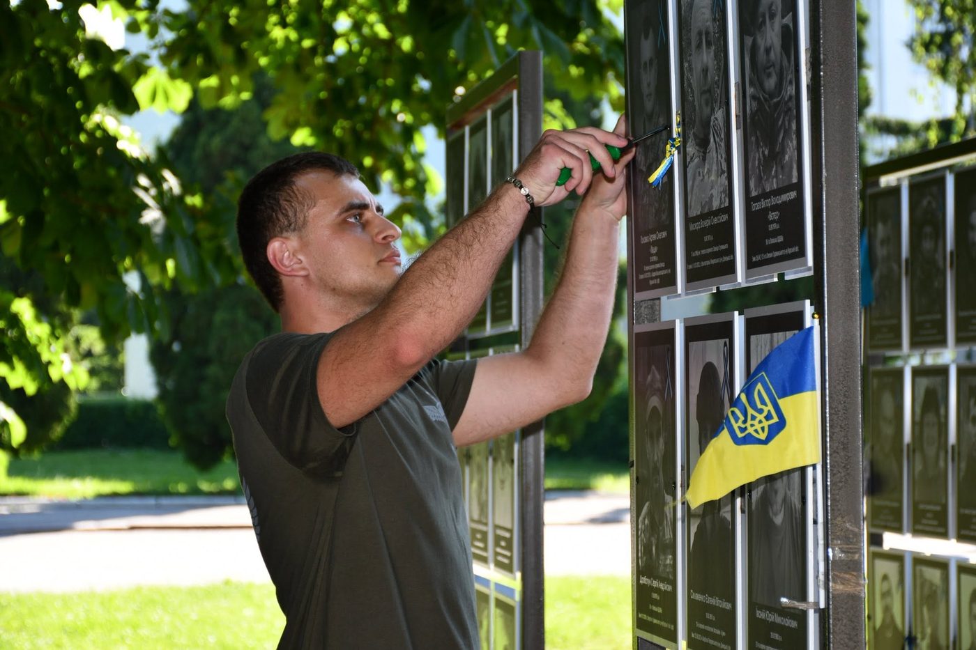 На Сумщині звільнений із полону воїн зняв свій портрет зі стенду на «Алеї Надії»