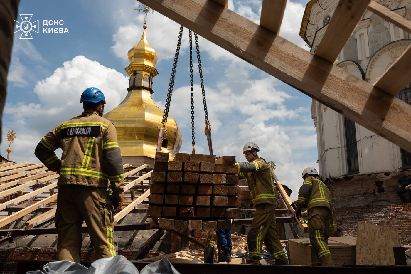 Французькі волонтери створили петицію, щоб вилучити росію з ЮНЕСКО після обстрілу Києво-Печерської лаври