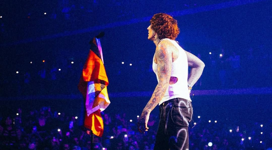 Фронтмен гурту Bring Me The Horizon підняв на концерті прапор України (ВІДЕО)