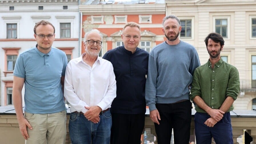Майстри, які відновлювали Нотр-Дам, відремонтують дах історичної будівлі у Львові після атаки рф