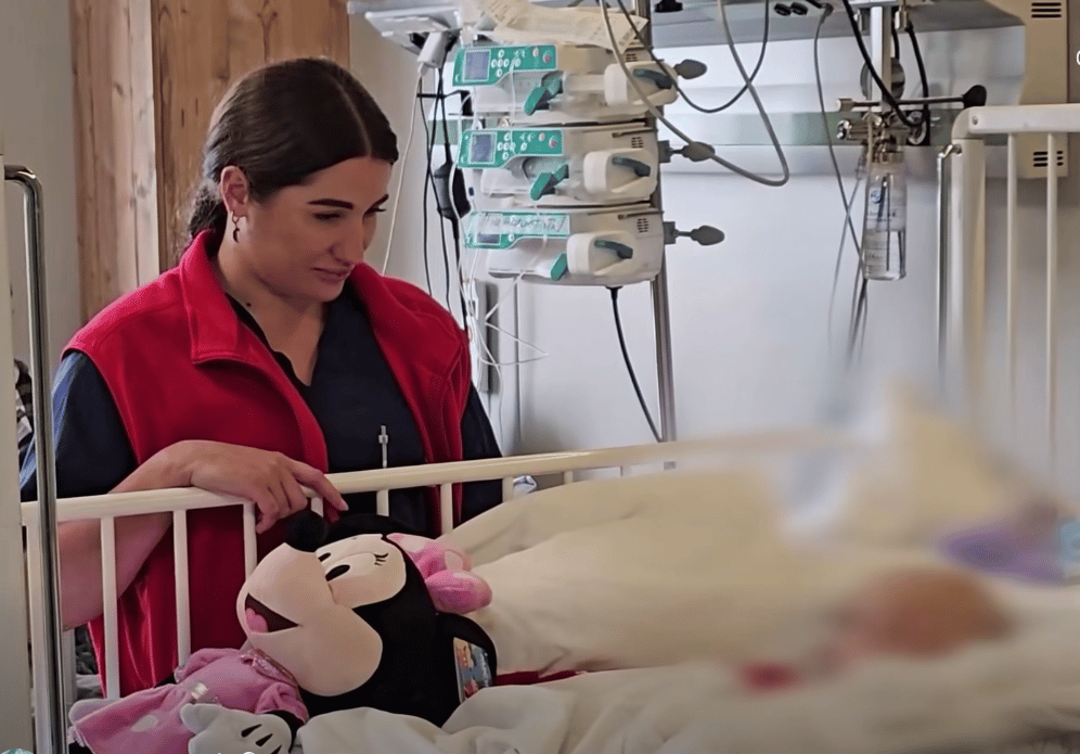 Трирічна дівчинка з Херсона опритомніла і вже самостійно дихає після вибухової травми