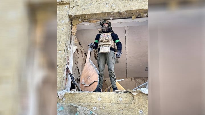 Воїн ЗСУ знайшов бандуру під завалами у Слов’янську і передав її ліцею, де навчався в дитинстві