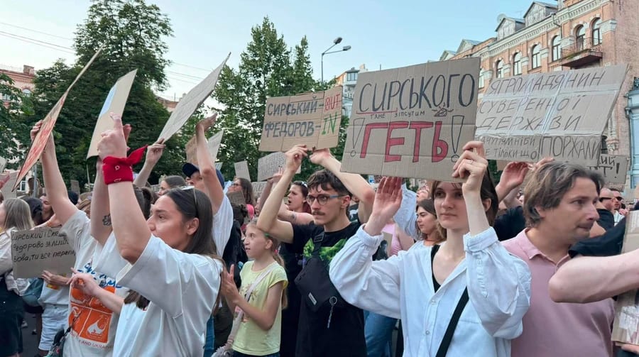 Президент погодився виконати вимогу мітингувальників змінити головкома ЗСУ