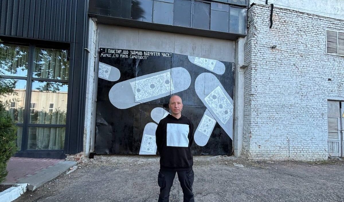 Відомий вуличний художник із Харкова за один день створив новий мурал у Луцьку (ВІДЕО)