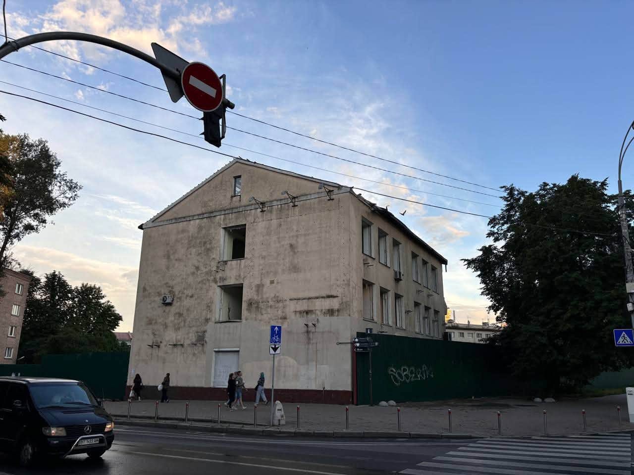 Кияни призупинили знесення майже сторічної будівлі училища зв’язку на Князів Острозьких