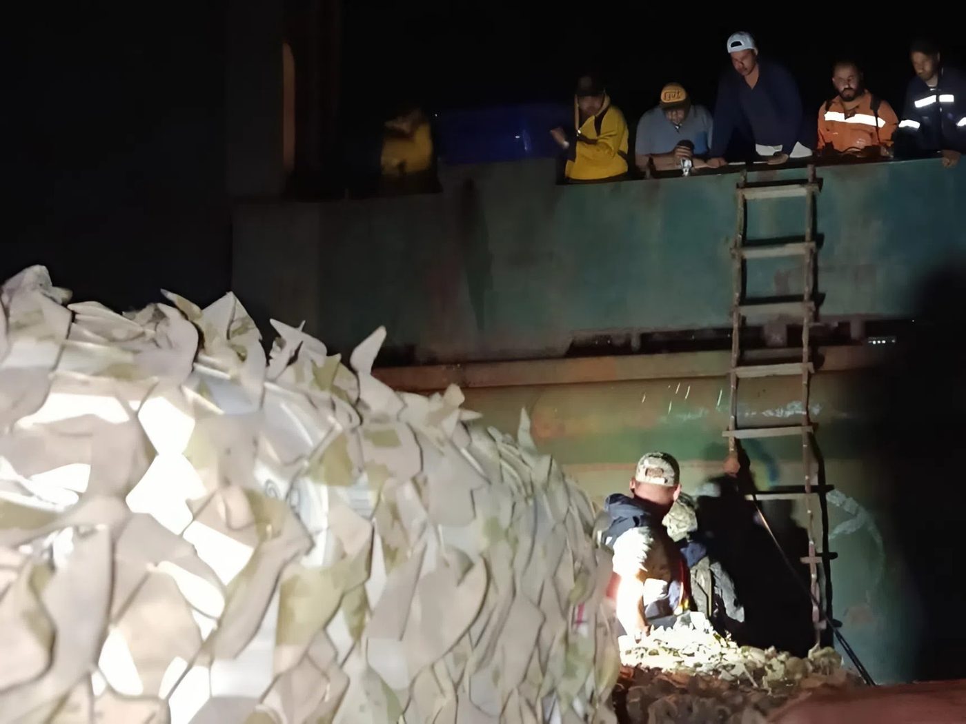 Українські бійці врятували в Чорному морі іноземний екіпаж, який росіяни атакували дронами (ВІДЕО)