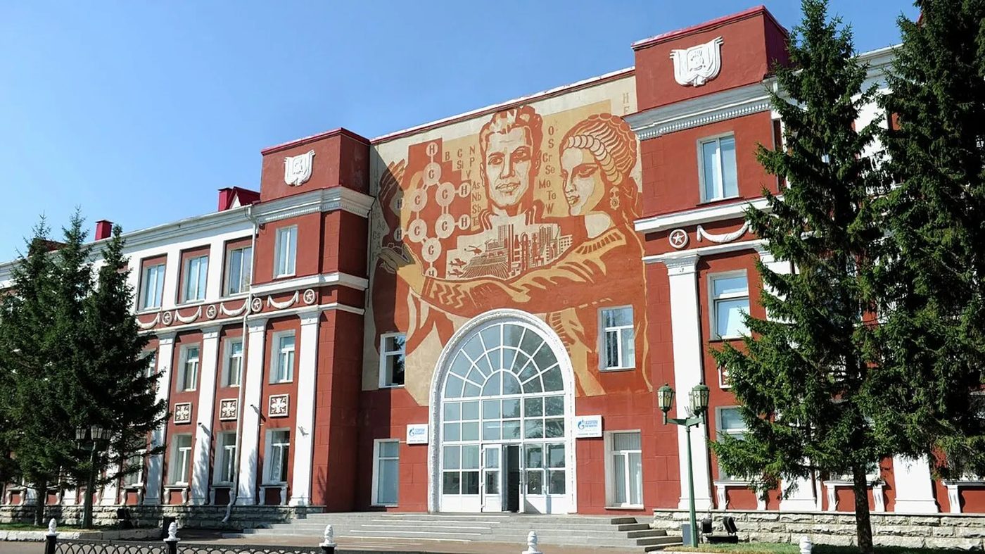 Один із найбільших нафтопереробних заводів росії повністю припинив роботу після атак ЗСУ — Reuters