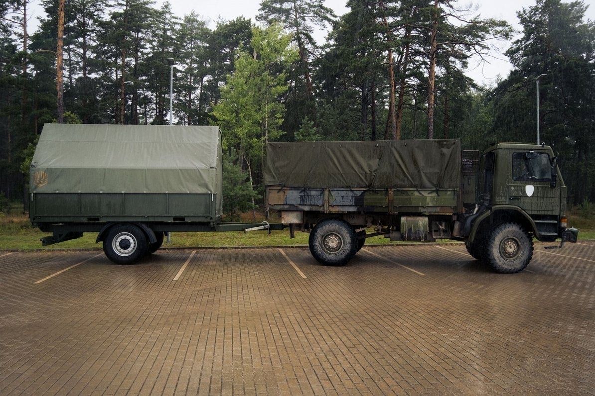 Латвійська компанія передала ЗСУ унікальний причіп для швидкого розгортання колючого дроту