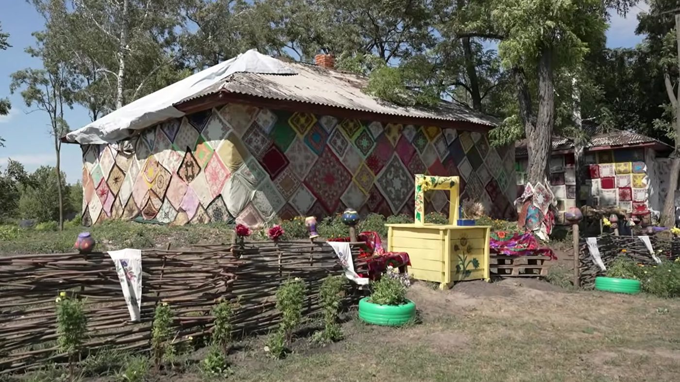 Занедбані хати стали артоб’єктами: на Чернігівщині селяни прикрасили будівлі старовинними хустками