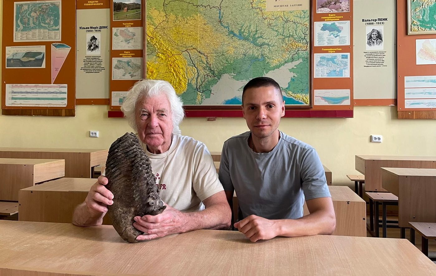 Військовий випадково знайшов 7-кілограмовий зуб мамонта у річці на Львівщині