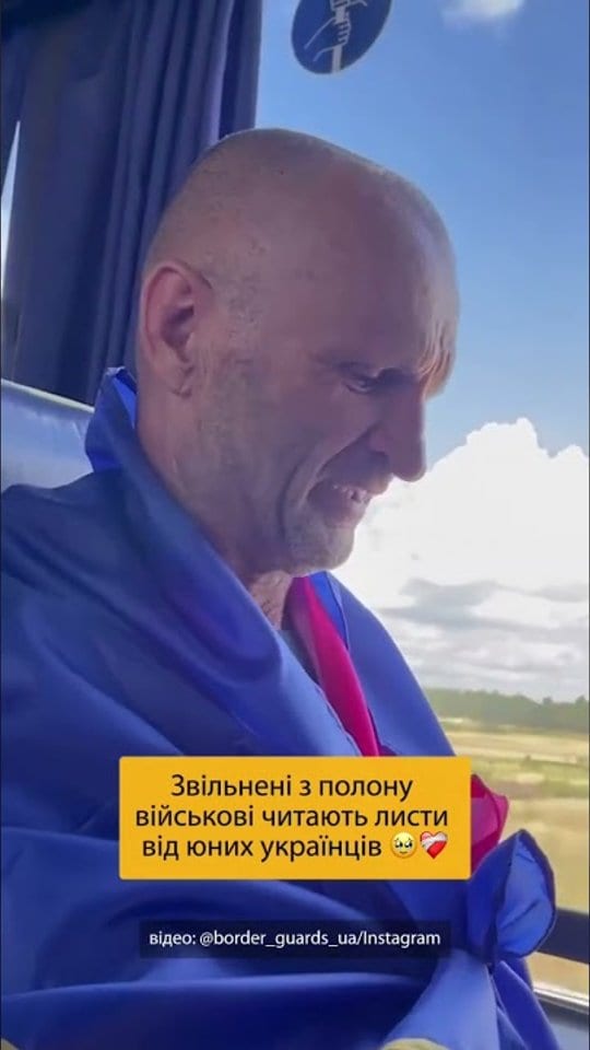 Звільнені з полону військові читають листи юних українців
