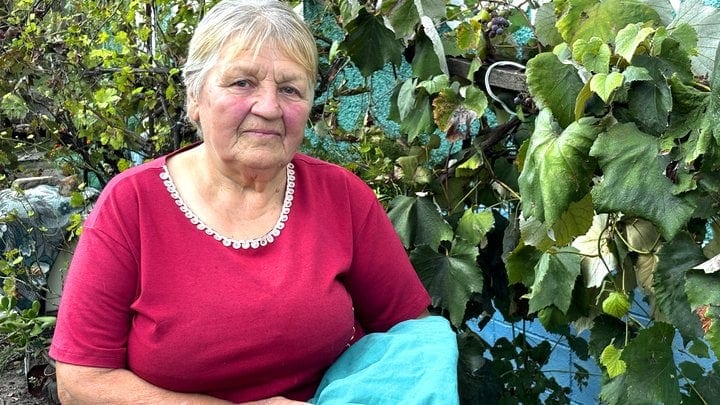 73-річна жителька Вінниччини шиє ноші для військових на машинці від бабусі
