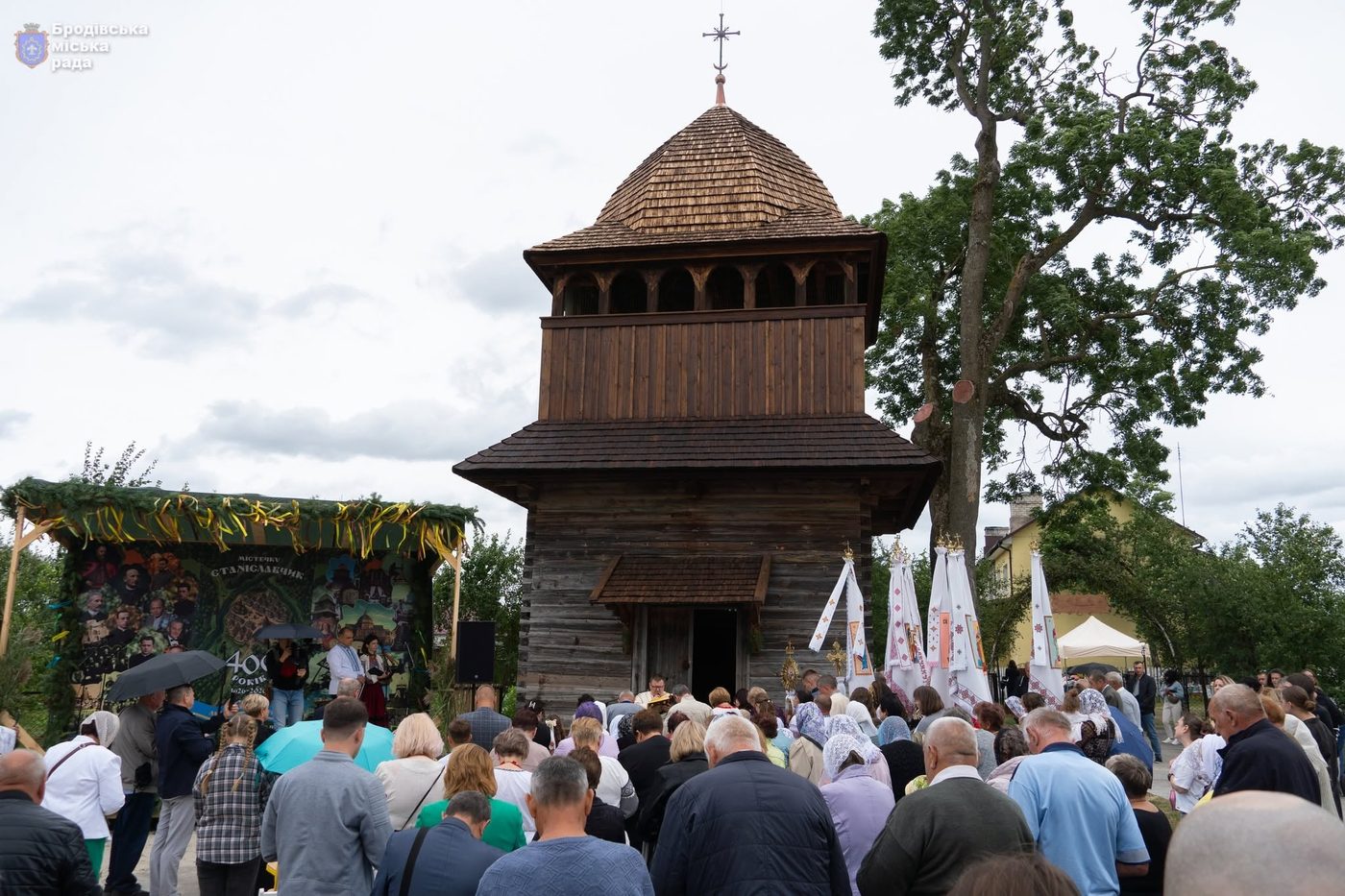На Львівщині відреставрували старовинну дерев’яну дзвіницю до 400-річчя села