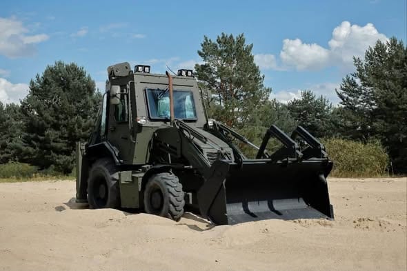 В Україні створили перший броньований екскаватор для потреб війська (ФОТО)