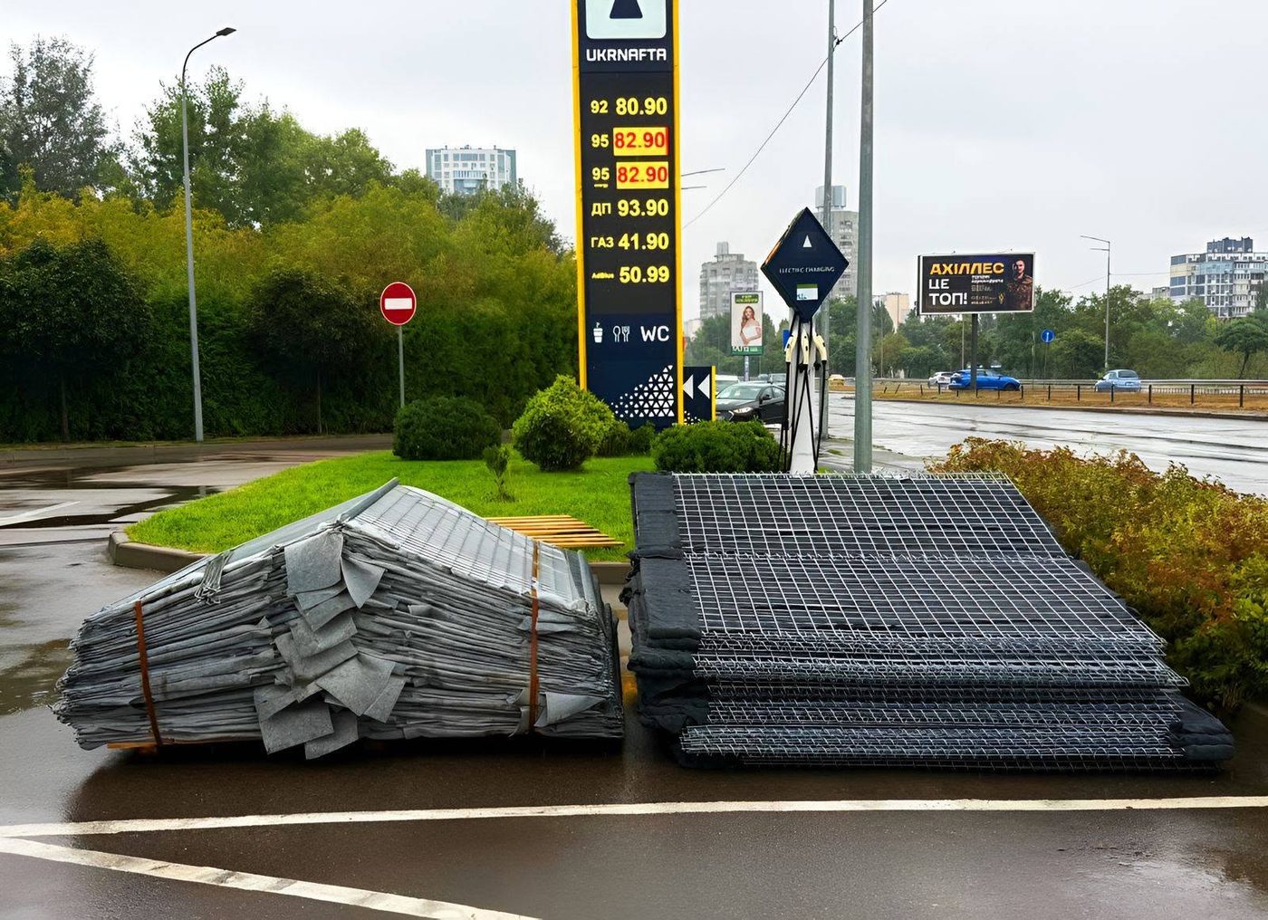 Навколо заправок у Києві монтують захисні споруди: як це рятуватиме пішоходів