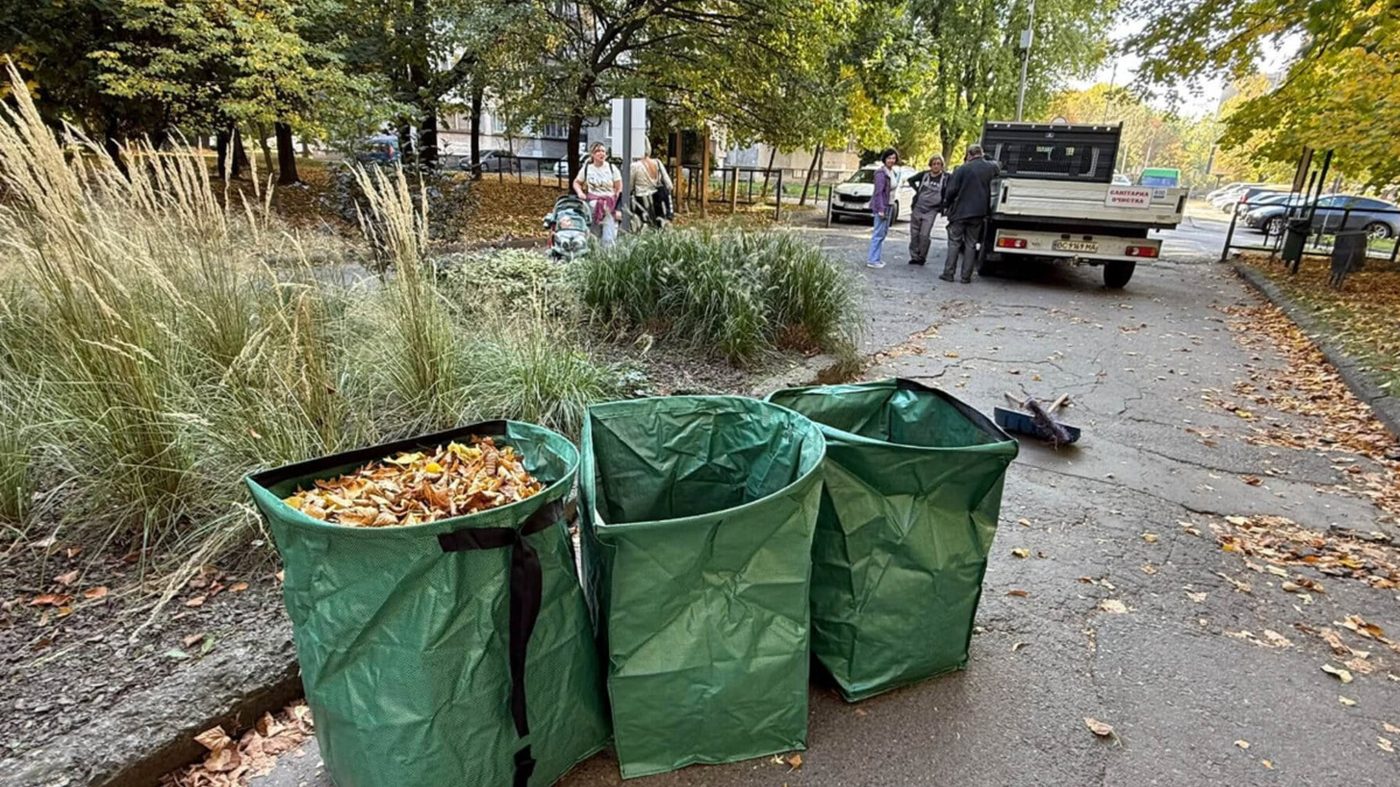 Опале листя більше не просто викидають: у львівських парках запровадили екологічний підхід