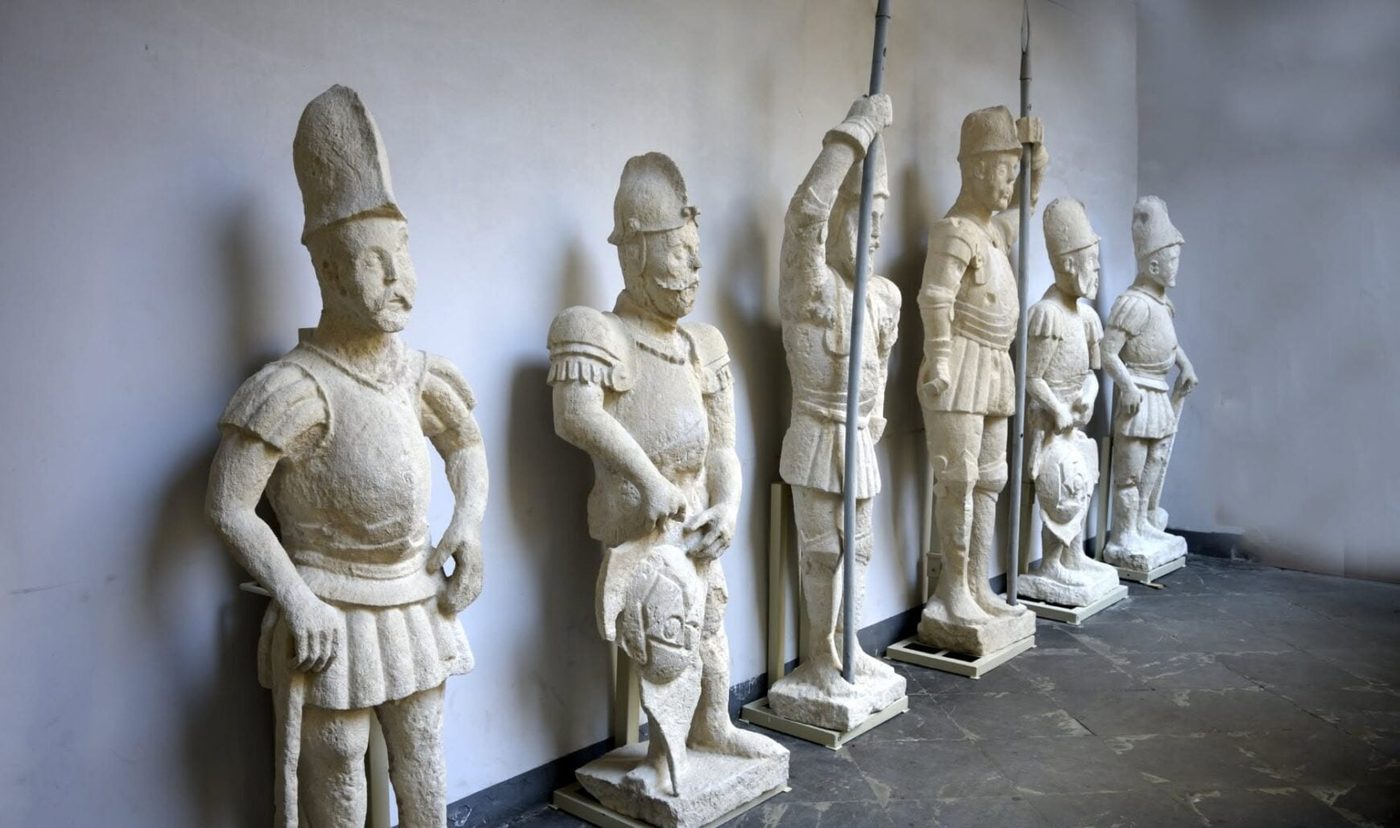 Реставратори відновили скульптури короля та лицарів з кам’яниці XVI століття у Львові (ФОТО)