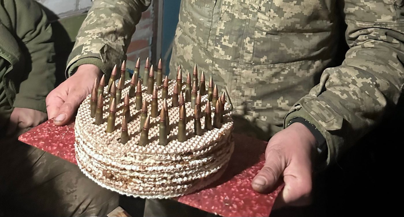 Патрони замість свічок: військові оригінально привітали побратима в польових умовах (ФОТО)