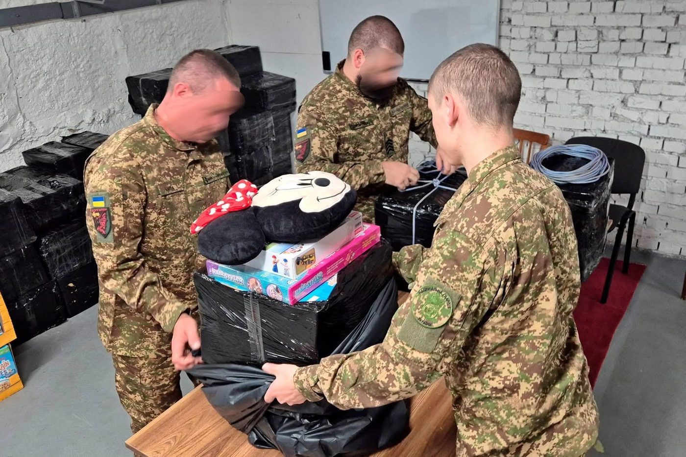 Нацгвардійці доставили дронами дитяче харчування та іграшки жителям окупованих Олешок