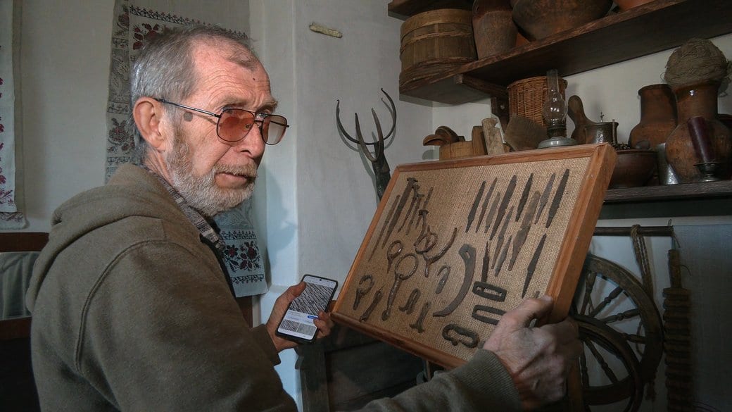 Росіяни пограбували його колекцію: житель Чернігівщини відновлює музей на власному подвір’ї