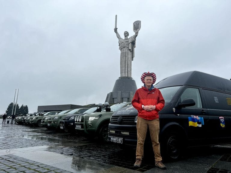 Ексрадник посольства США передав 37 автівток для українських захисників
