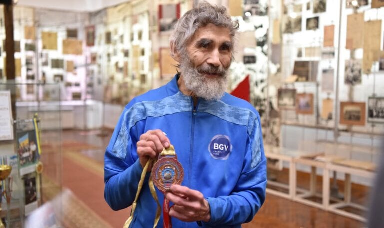 79-річний викладач-рекордсмен віддав свою чемпіонську медаль до музею
