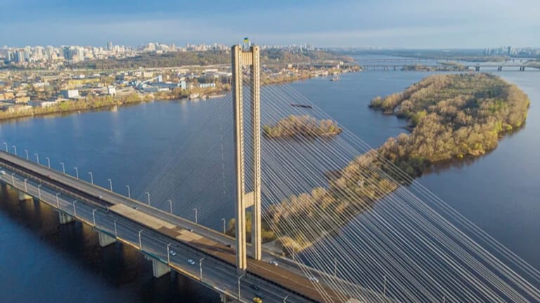 У Києві готують резервні переправи через Дніпро на випадок пошкодження мостів