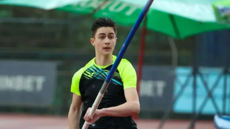13-річний українець тричі за день побив світовий рекорд у стрибках із жердиною (ВІДЕО)